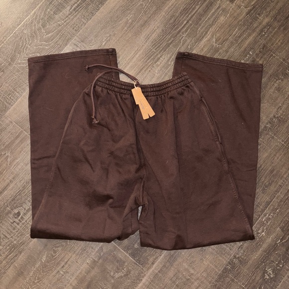 SKIMS espresso Boyfriend Fleece Sweatpants. - Picture 1 of 6